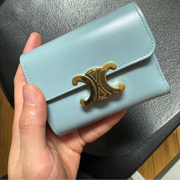 COMPACT WALLET WITH COIN TRIOMPHE IN SHINY CALFSKIN
PALE BLUE. - Picture 10 of 11
